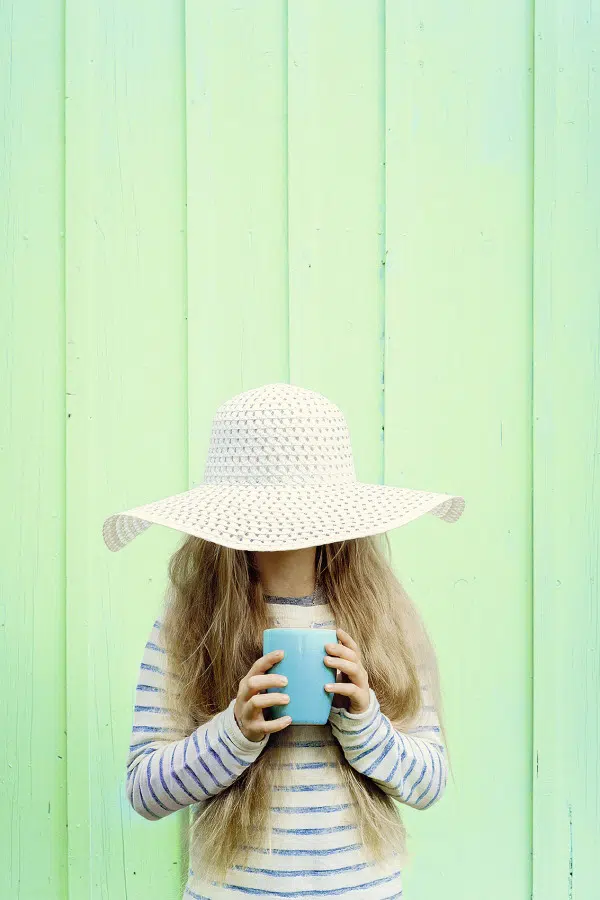Mädchen mit Tee und Hut