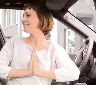 Frau macht Yoga im Auto