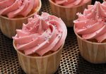 Passionsfrucht Cupcakes mit Himbeer Frosting