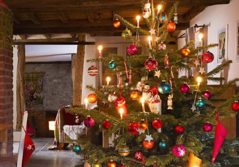 Geschmückter Weihnachtsbaum und Esstisch in rustikaler Ambiente