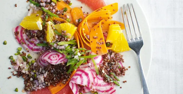 Quinoa-Salat mit Zuckerschoten und Zitrusfrüchten
