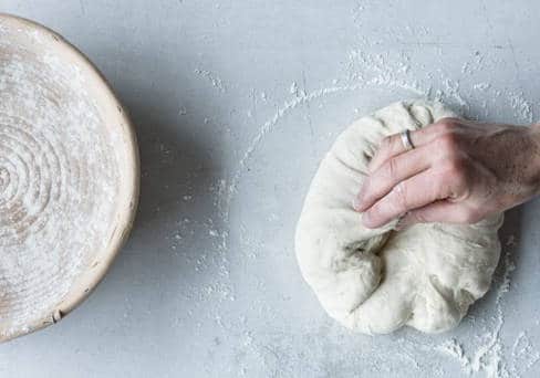 Brotteigherstellung: Teig zur Kugel formen