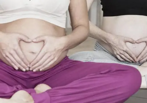 Mehrere Schwangere beim Yoga