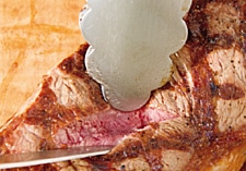 Grillen Steak aufschneiden mit Messer