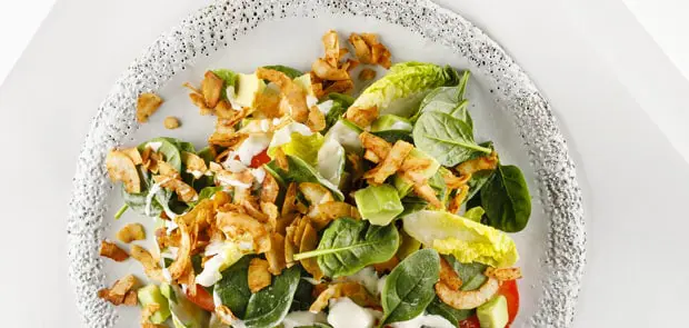 Salat mit Avocado und Kokosbacon