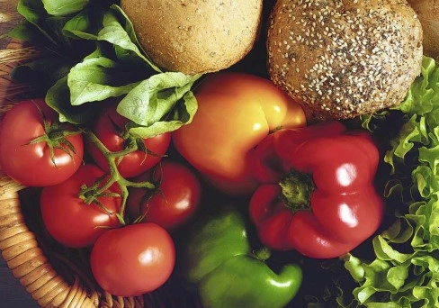 Fasten_Korb mit Gemüse, Obst und Brot