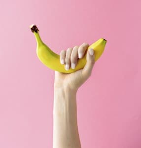 Hand hält Banane