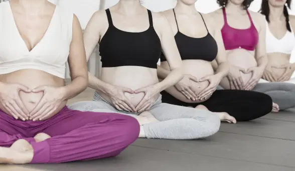 Mehrere Schwangere Yogakurs