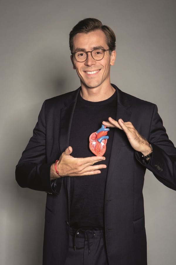 Dr Wimmer mit Herzmodell in der Hand