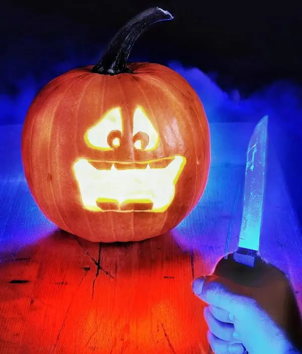 Halloween-Kürbis mit Messer