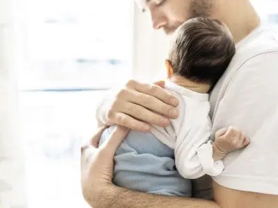 Schwangerschaft_Tag-für-Tag_Papa mit Baby auf dem Arm_7483