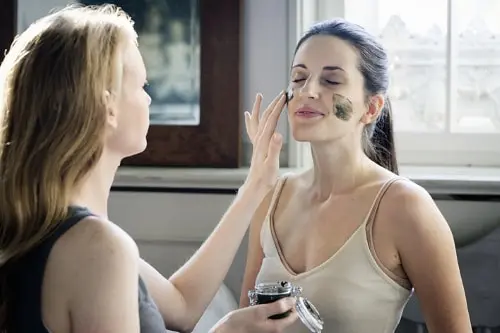 Frauen testen Detox Maske