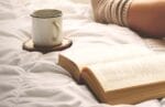 Frau-auf-Bett-mit-Buch-und-Tee