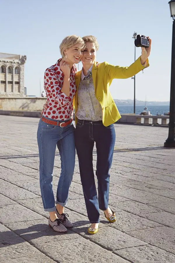Zwei_junge_Frauen_machen_Selfie_vor_Gebaeude_in_Lissabon