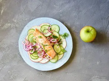Low Carb_Lachs auf Gurken-Apfel-Salat