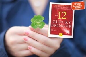 Frau hält 4-blättriges Kleeblatt in der Hand + Cover 12 Glücksbringer