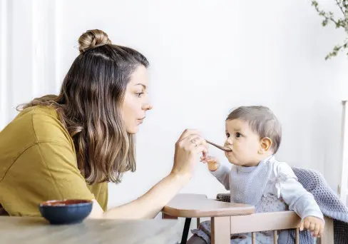 Familie_Mutter füttert Baby mit Brei