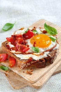 Vollkornbrot mit Tomaten-Ei