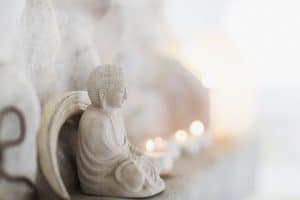 Buddhastatue mit Kerzen