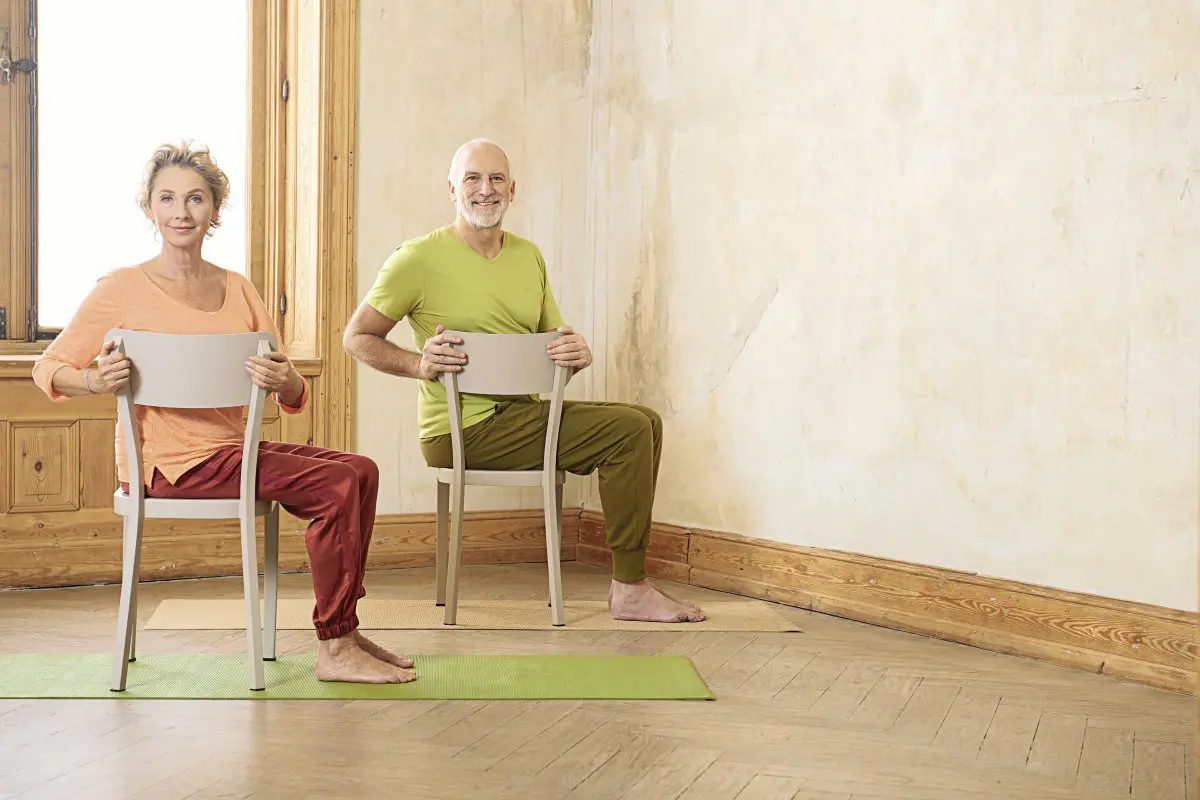 Yoga-Späteinsteiger_6864_Zwei Yogaschüler auf Stühlen