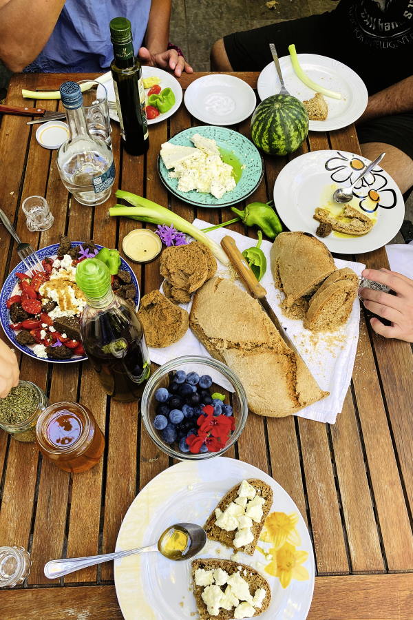 Magda und Theano Tisch mit Essen_griechische Küche_7982