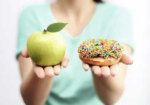 Diabetes_Frau mit Apfel und Donut