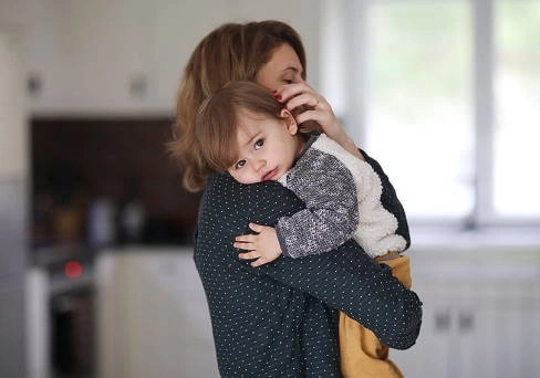 Frau mit Kleinkind auf dem Arm