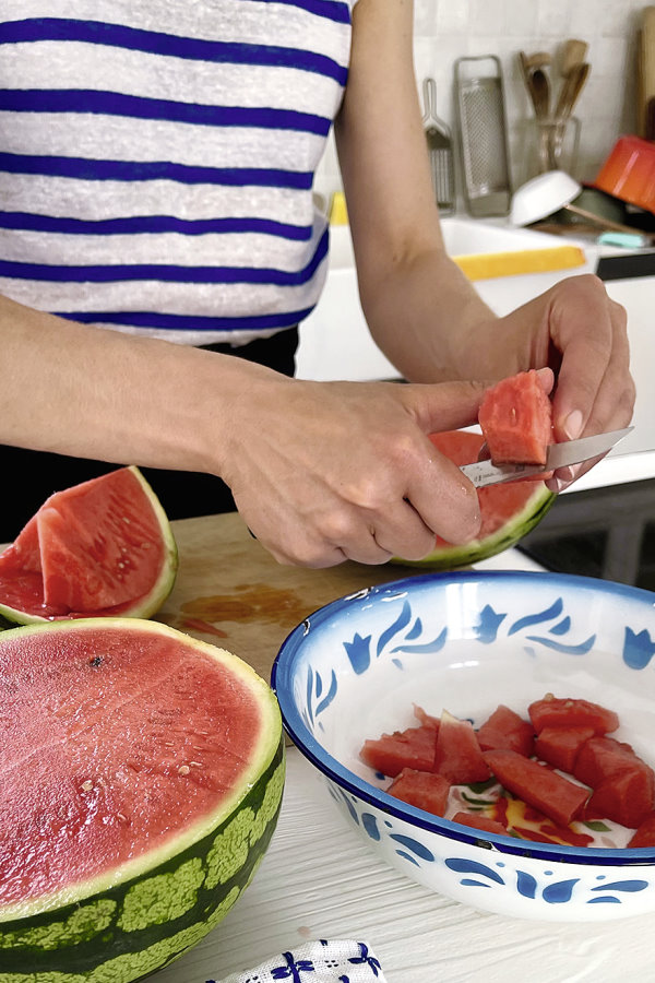 Autorin Linda Zervkais schneidet eine Melone.