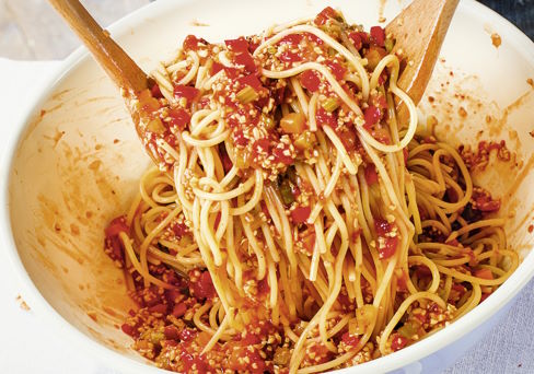 Vegan-Basics_4311_Spaghetti mit Soja-Gemuese-Sugo_Beitrag