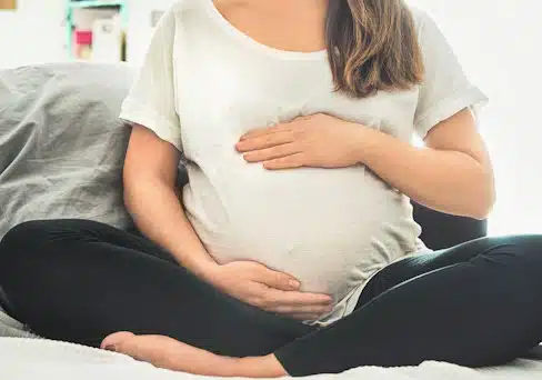 Hochschwangere-Frau-auf-Bett_7878_gesund-essen-Schwangerschaft