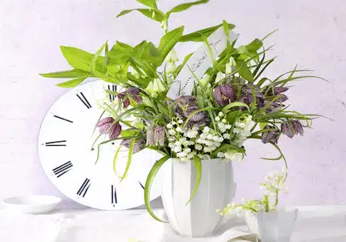 Dekoideen-Naturmaterialien_039 Blumenstrauss vor Uhr_Zeitmanagement