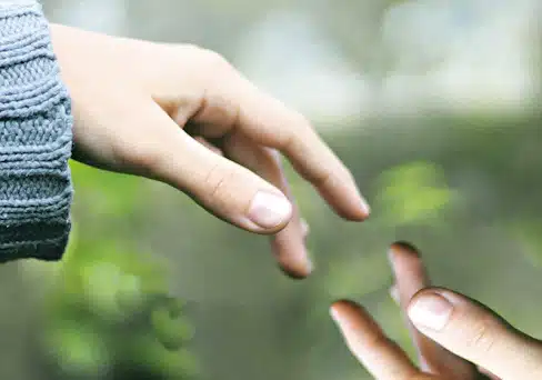 Finger-Yoga_Zwei Hände, die sich fast berühren_4559_JinShinJyutsu